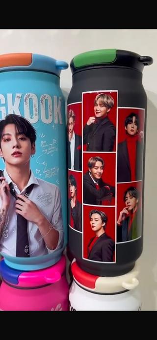 garrafas térmicas com estampas do grupo de K-pop BTS.
